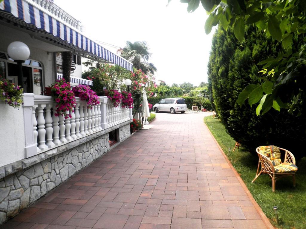 Guest House Katarina Малинска Экстерьер фото